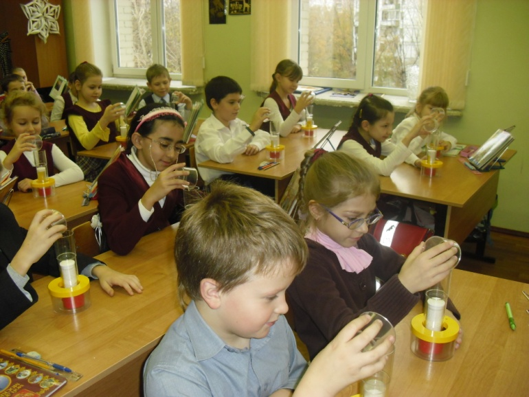 Урок эксперимент. Эксперимент в школе. Химические опыты в лаборатории. Школьники на уроке химии. Химия и биология.